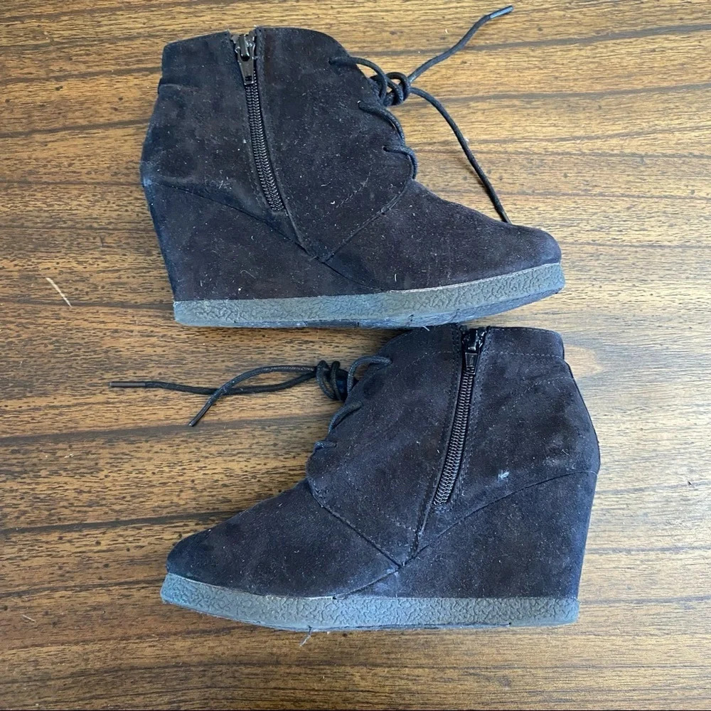 Black Velvet Wedge Booties sz 6.5 - Picture 3 of 6